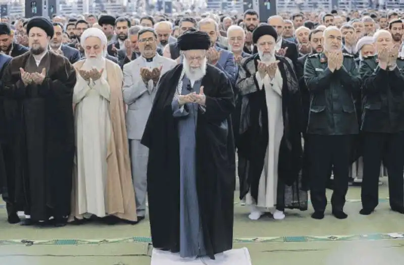 ALI KHAMENEI IN PREGHIERA PER LA FINE DEL RAMADAN 