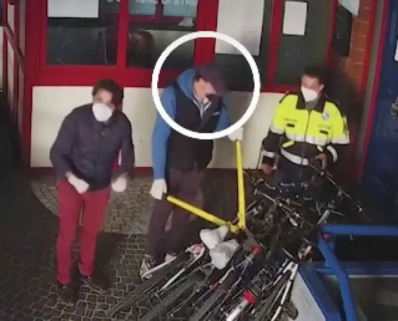 Antonio Del Giudice ruba le biciclette fuori dal comune di striano