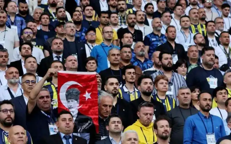 assemblea straordinaria allo stadio del fenerbahce. 4