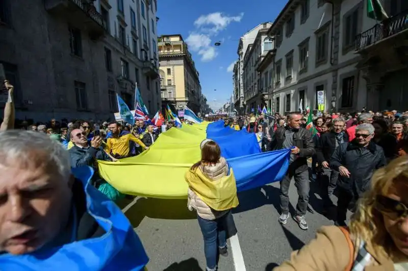 bandiera ucraina al corteo per il 25 aprile a milano 