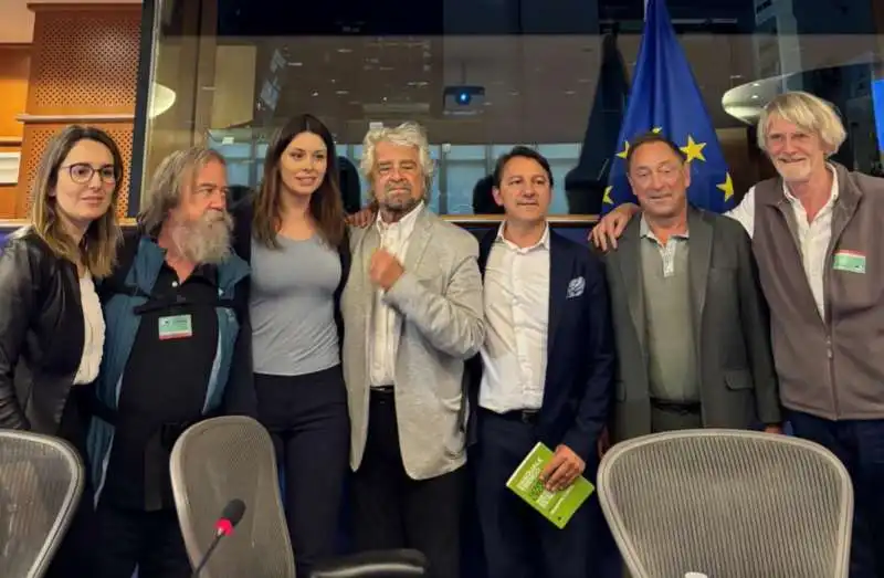 BEPPE GRILLO CON SABRINA PIGNEDOLI, PASQUALE TRIDICO, LAURA FERRARA, GUY STANDING, PHILIPPE VAN PARJIS, DANIEL RAVENTOS PANELLA 