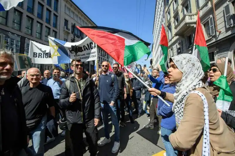 brigata ebraica vs filo palestinesi   corteo 25 aprile milano