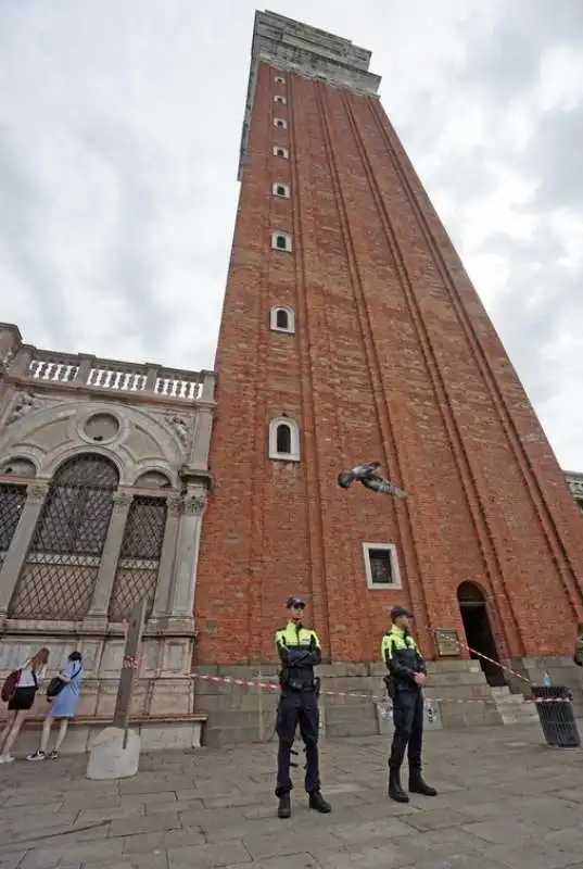 Cadono pezzi in cemento armato dal campanile di San Marco 