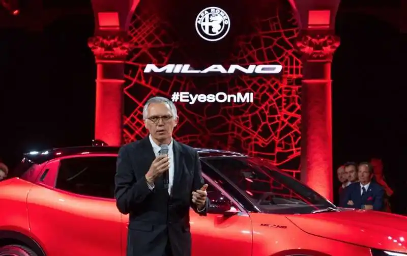 carlos tavares presenta la alfa romeo milano