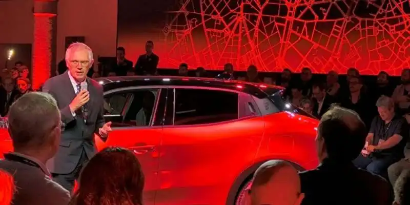 carlos tavares presenta la alfa romeo milano