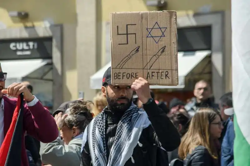 cartelli antisemiti al corteo per il 25 aprile a milano 