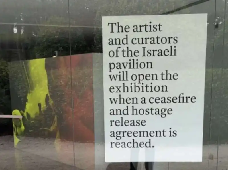 CARTELLO DAVANTI AL PADIGLIONE ISRAELIANO ALLA BIENNALE DI VENEZIA 1