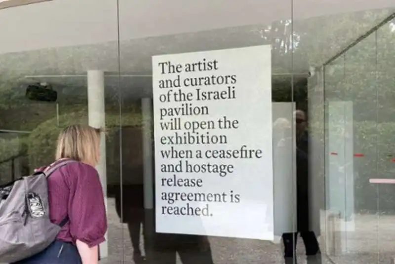 CARTELLO DAVANTI AL PADIGLIONE ISRAELIANO ALLA BIENNALE DI VENEZIA