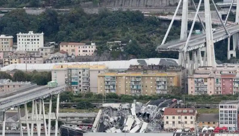 CROLLO DEL PONTE MORANDI DI GENOVA