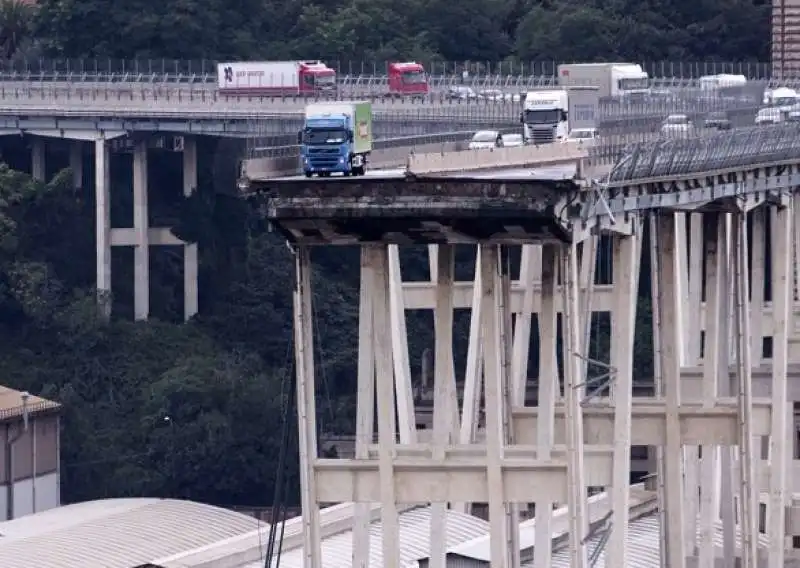 CROLLO DEL PONTE MORANDI DI GENOVA