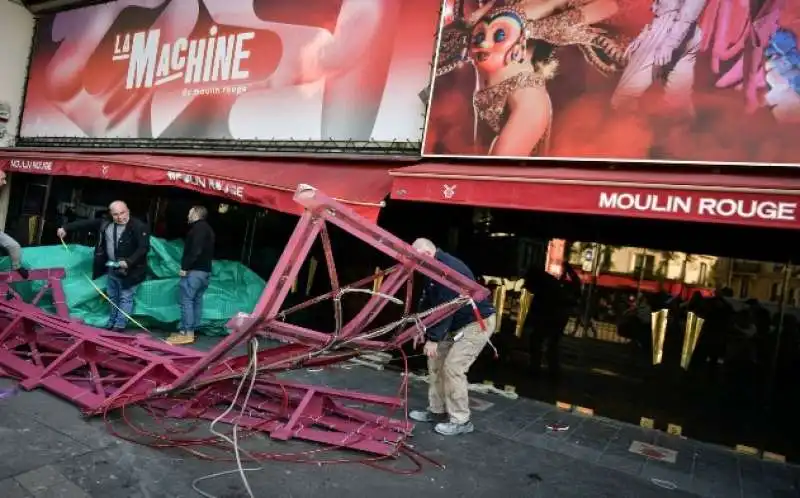 crollo delle pale del moulin rouge a parigi   1