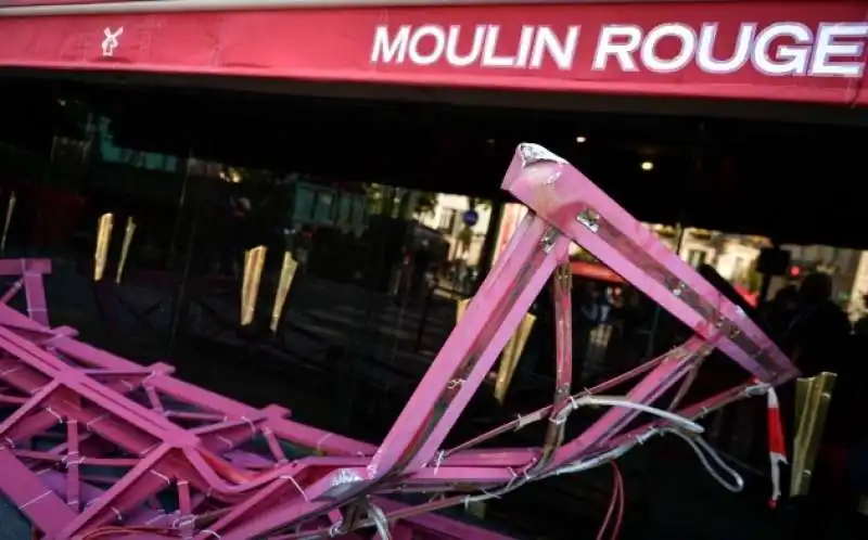 crollo delle pale del moulin rouge a parigi   5