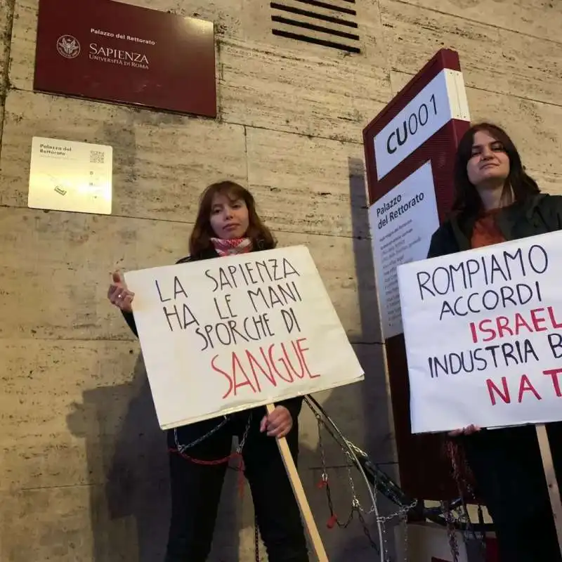 DUE STUDENTESSE SI INCATENANO DAVANTI ALL EDIFICIO DEL RETTORATO DELLA SAPIENZA

