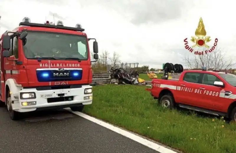 Ferrari si schianta contro il guardrail a vercelli