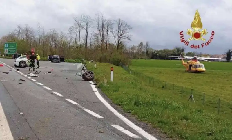 Ferrari si schianta contro il guardrail a vercelli