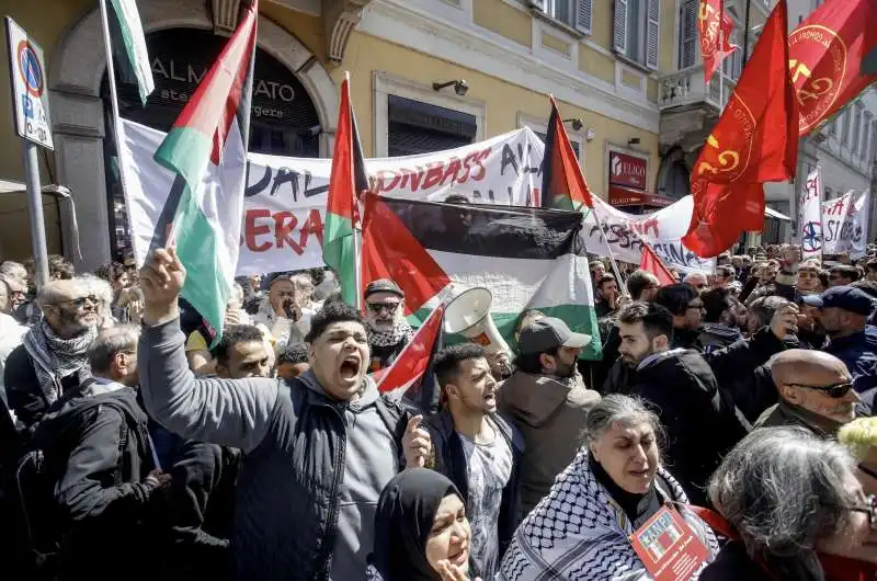 FILO PALESTINESI AL CORTEO DEL 25 APRILE A MILANO 