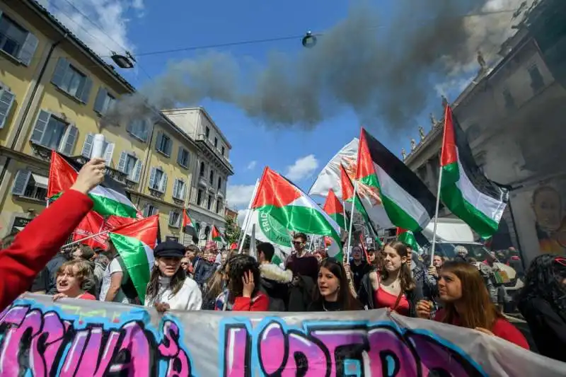 filo palestinesi al corteo per il 25 aprile a milano 