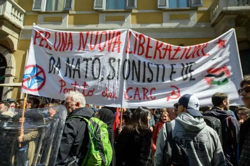 filo palestinesi al corteo per il 25 aprile a milano              