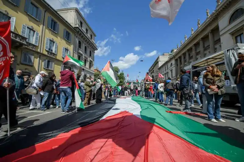 filo palestinesi al corteo per il 25 aprile a milano  2