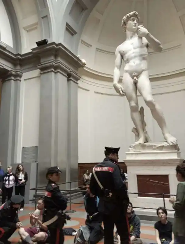 firenze   attivisti di ultima generazione si legano alla ringhiera sotto il david di michelangelo. 2