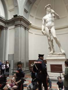 firenze attivisti di ultima generazione si legano alla ringhiera sotto il david di michelangelo. 2