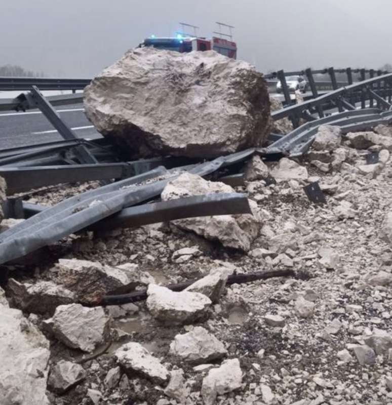 frana sull autostrada comune di amaro udine 3