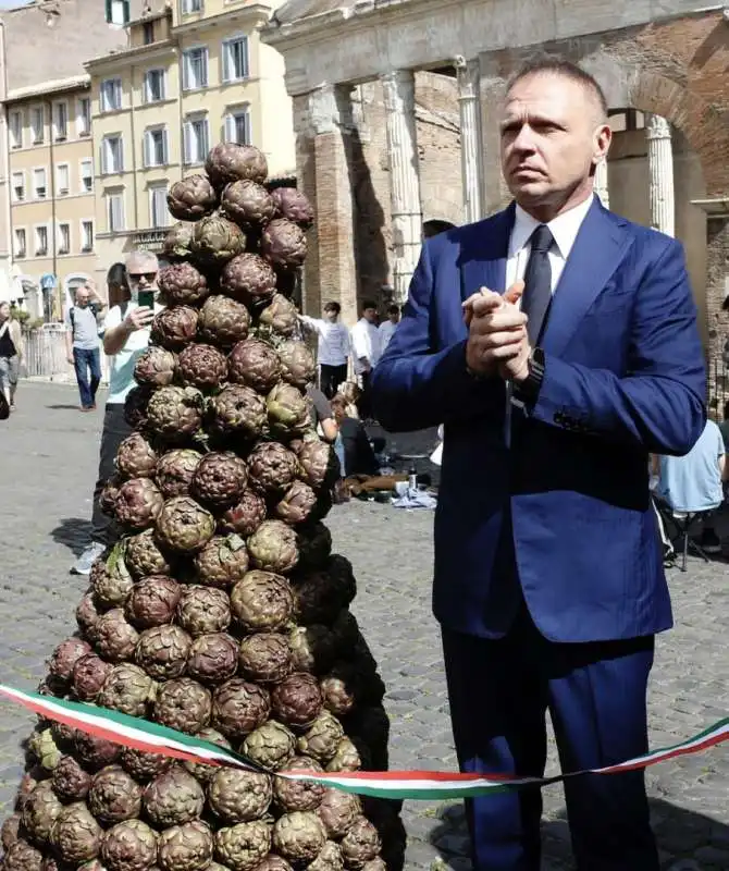 francesco lollobirigida con dei carciofi   2