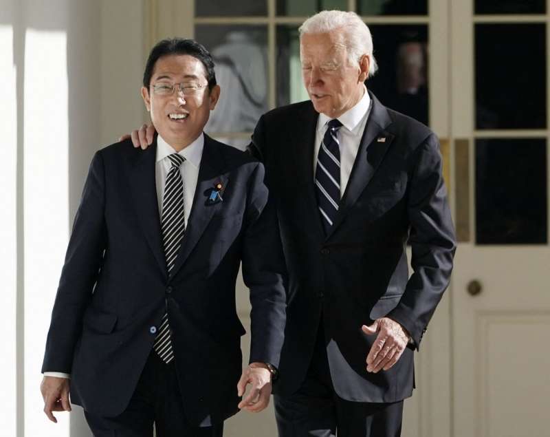 fumio kishida e joe biden