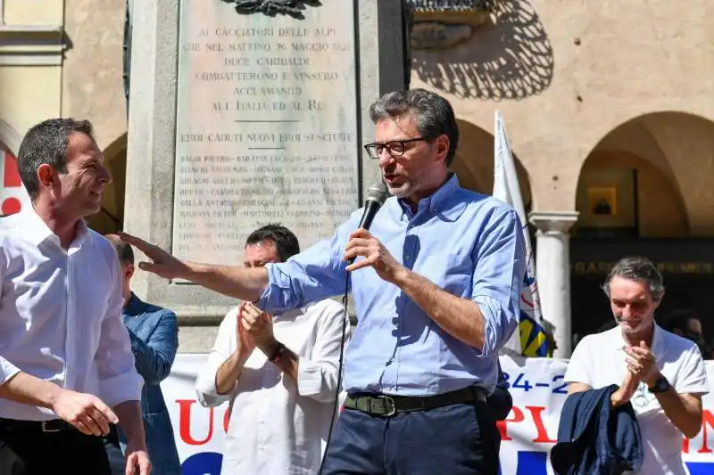 giancarlo giorgetti alla festa della lega a varese