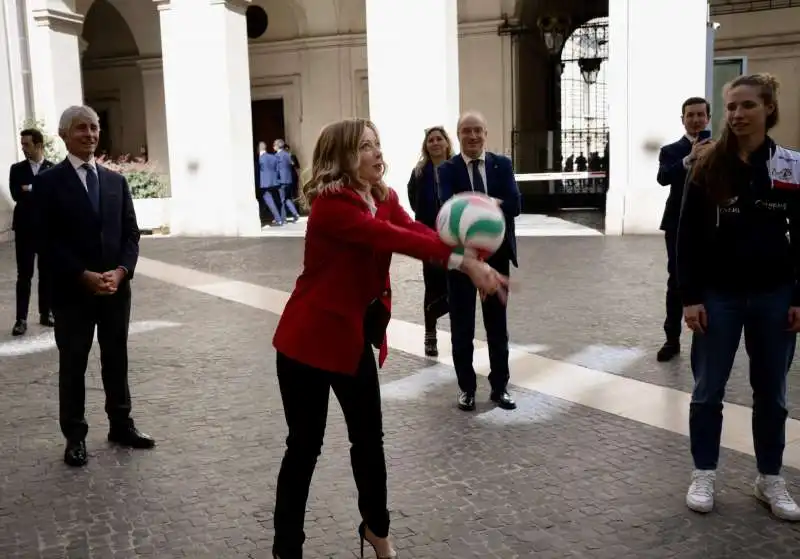 giorgia meloni gioca a pallavolo a palazzo chigi      