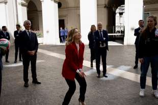 giorgia meloni gioca a pallavolo a palazzo chigi