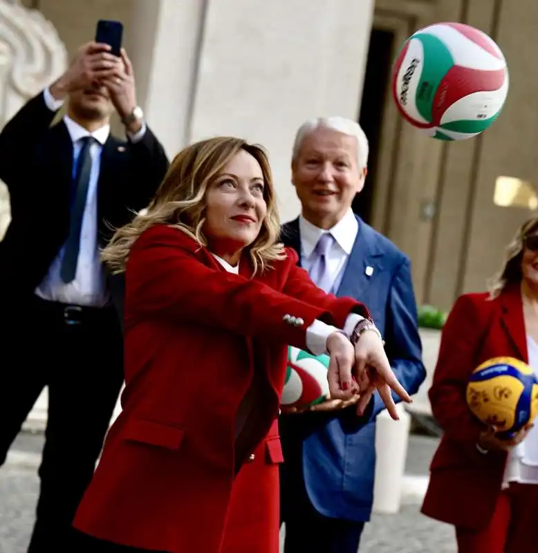 giorgia meloni gioca a pallavolo  a palazzo chigi 