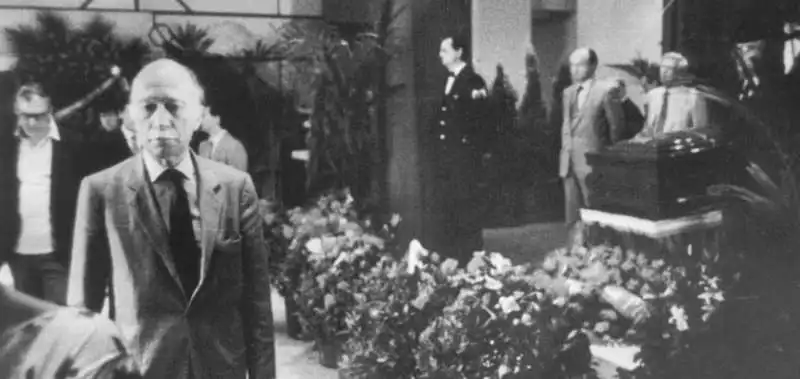 GIORGIO ALMIRANTE AI FUNERALI DI ENRICO BERLINGUER 