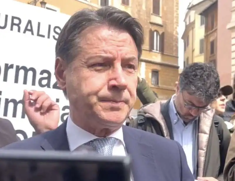 GIUSEPPE CONTE AL PRESIDIO DEI GIORNALISTI DELL AGI 