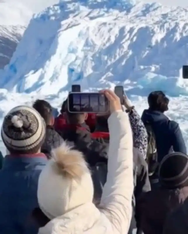 iceberg si ribalta in patagonia 2