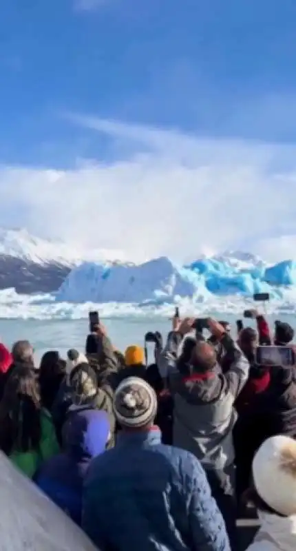 iceberg si ribalta in patagonia 4