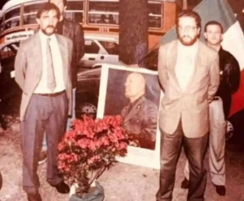 Ignazio la russa con Riccardo De Corato NEL 1992 VICINO A UNA FOTO DI MUSSOLINI 