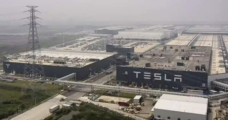 IMPIANTO TESLA A SHANGHAI 