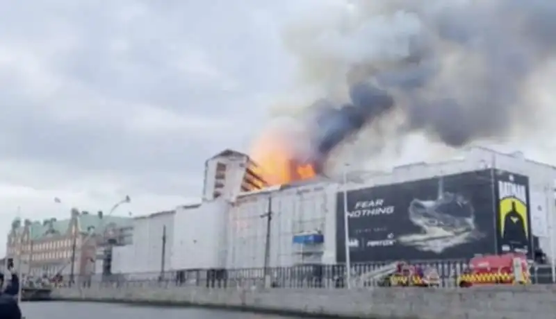 incendio alla borsa di copenaghen   6