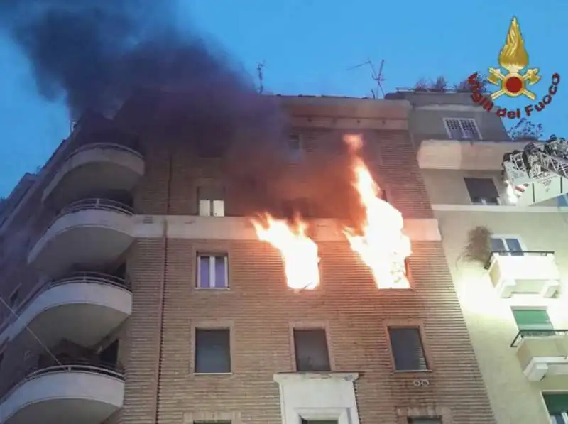 incendio in un appartamento a roma   4