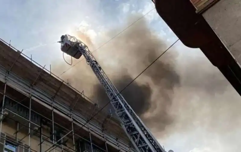 incendio in un palazzo di torino 2