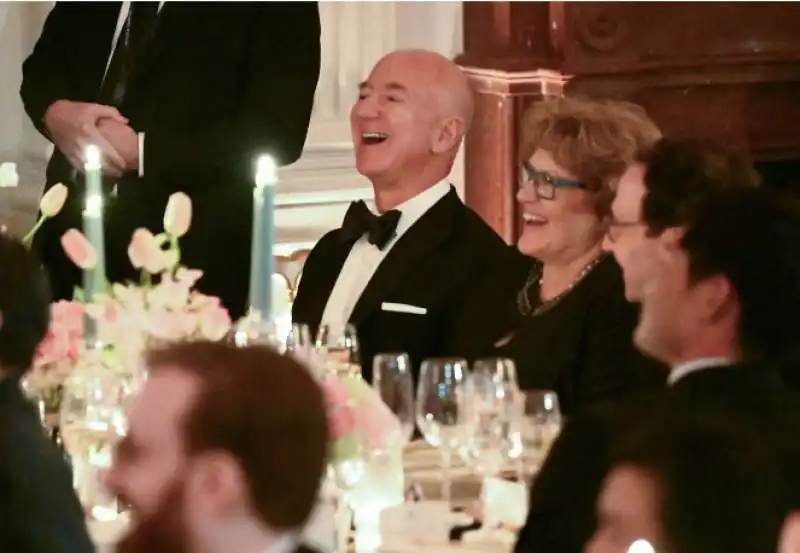 jeff bezos alla casa bianca - ricevimento per Fumio Kishida 