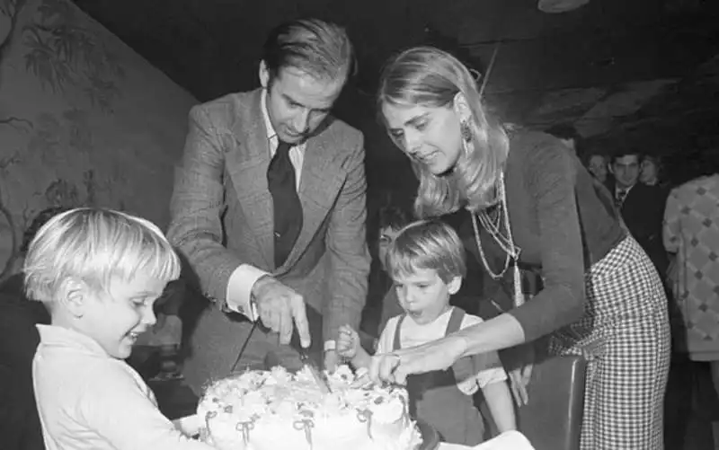 joe biden con la prima moglie nelia e i figli hunter e beau