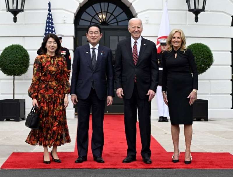 joe biden e Fumio Kishida con le moglie alla casa bianca