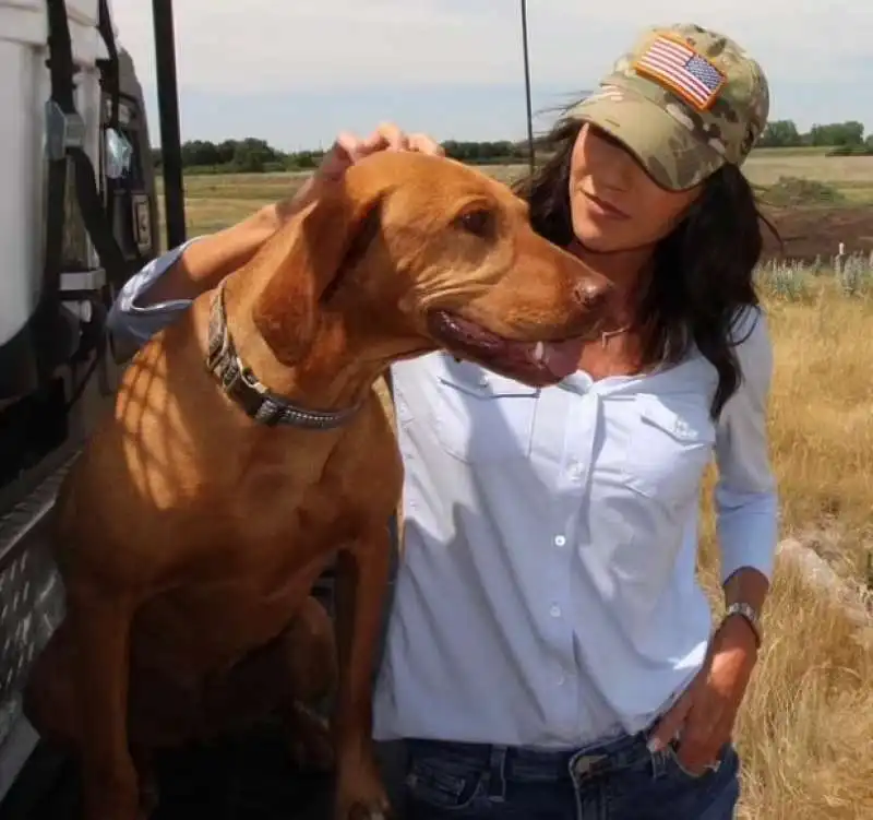 kristi noem  con un cane