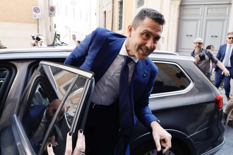 L ARRIVO DI ROBERTO VANNACCI AL TEMPIO DI ADRIANO PER LA PRESENTAZIONE DEL LIBRO DI MATTEO SALVINI