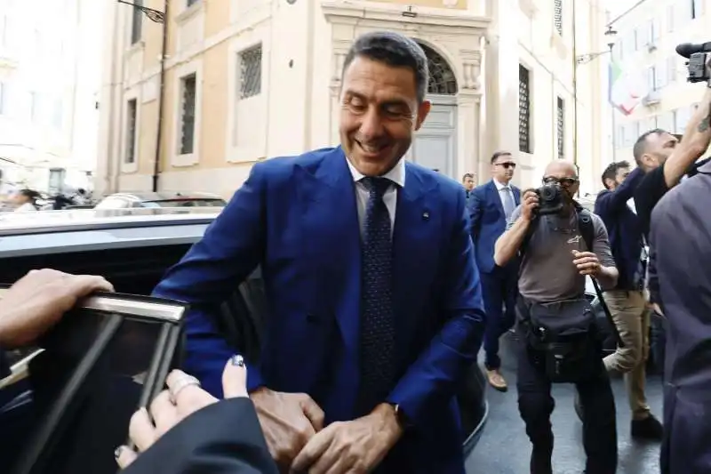 L ARRIVO DI ROBERTO VANNACCI AL TEMPIO DI ADRIANO PER LA PRESENTAZIONE DEL LIBRO DI MATTEO SALVINI 