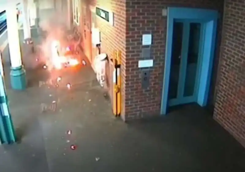 londra. bici elettrica prende fuoco  3