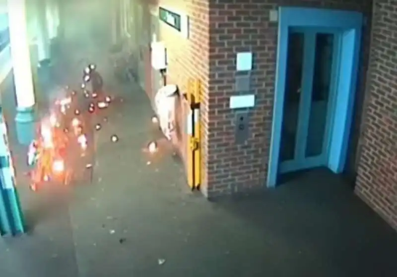 londra. bici elettrica prende fuoco  5