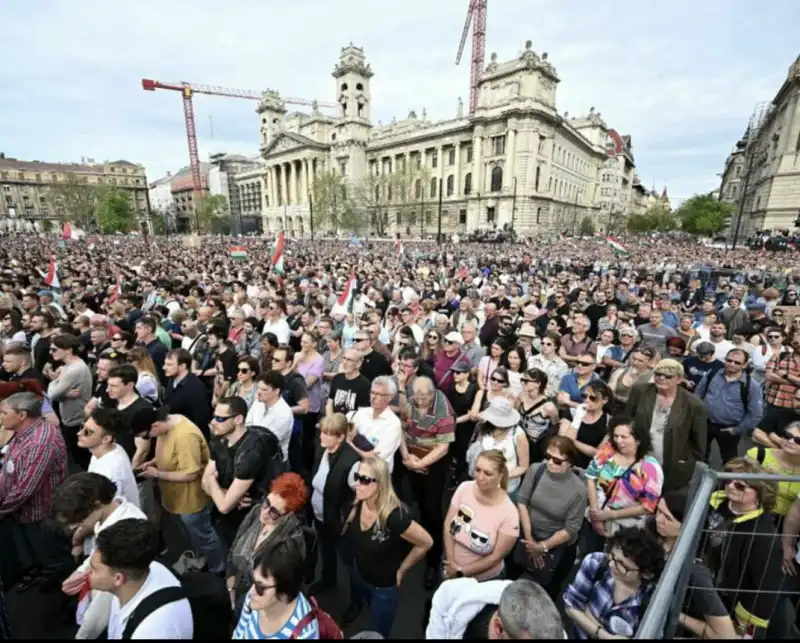 manifestazione contro orban